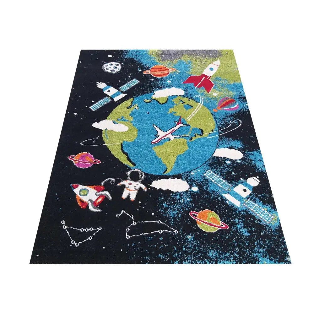 Bella 120 teppe med verdensrommotiv, jordklode, raketter, astronaut og planeter på mørk bakgrunn.