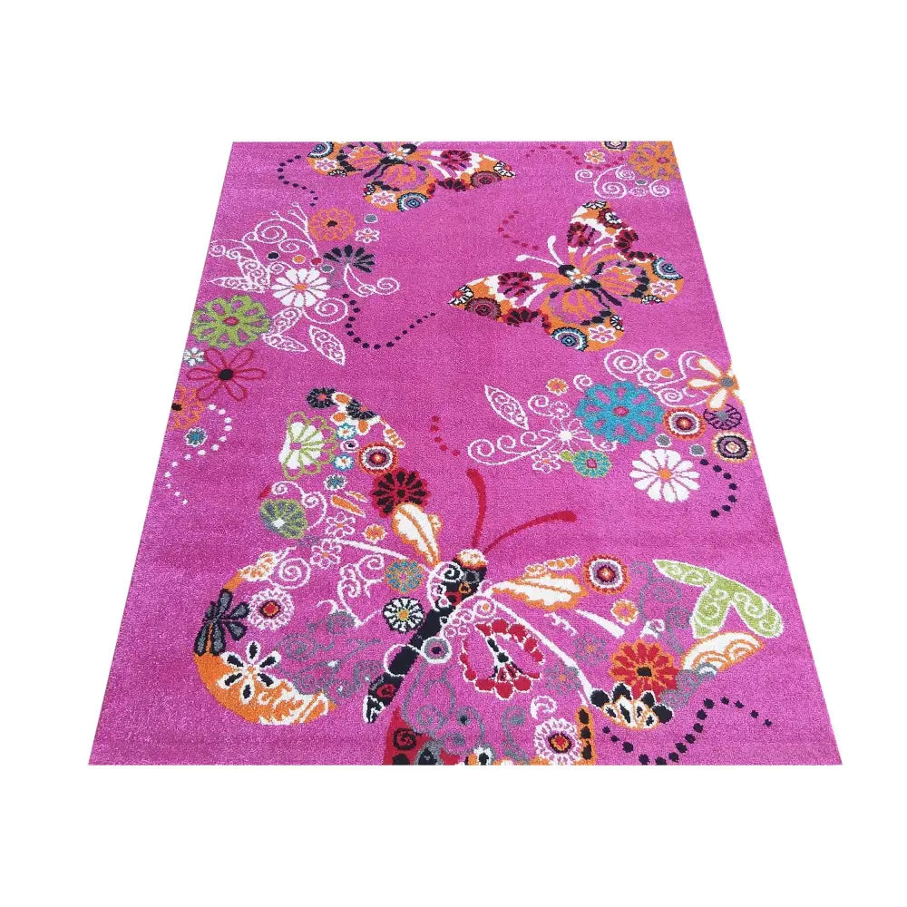Bella Lilla teppe 160 x 220 cm, rosa med store sommerfugler og blomster sett fra skrå vinkel ovenfra.