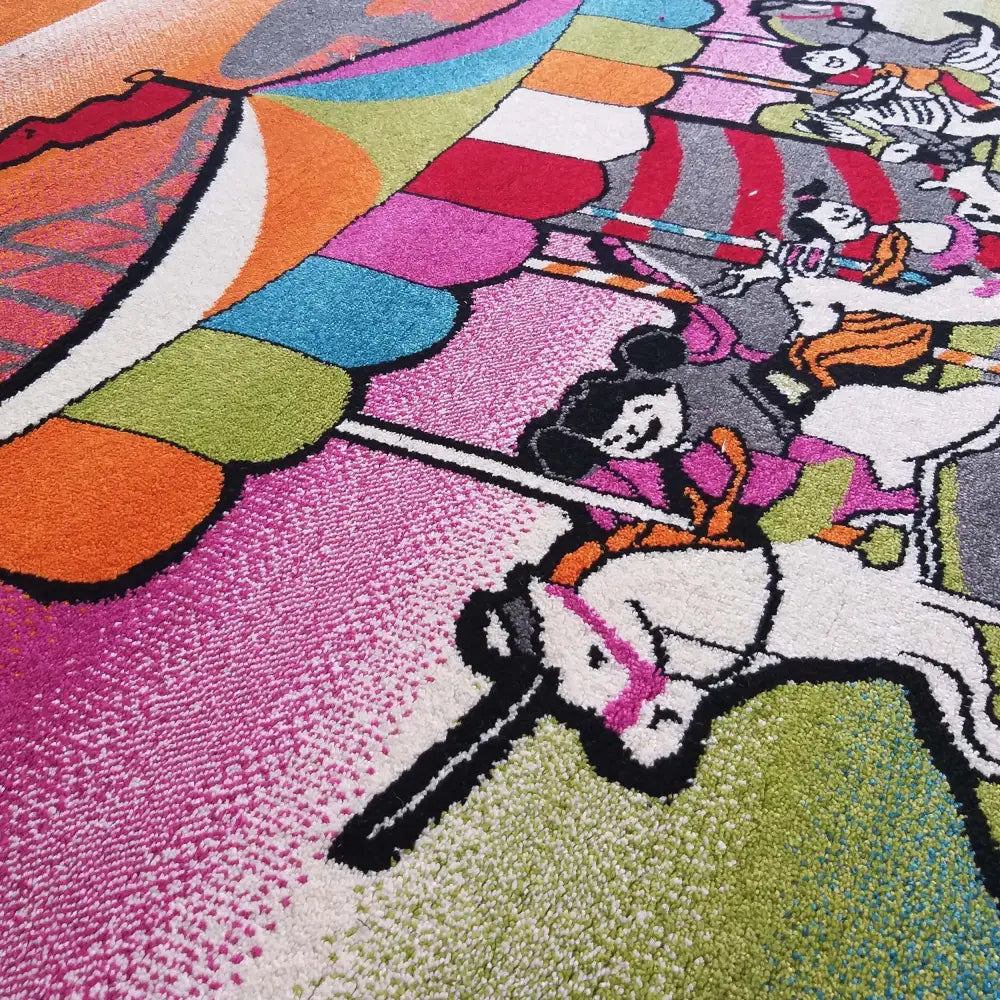 Bella multifarget teppe med karusellmotiv, nærbilde som fremhever barn, dyr og tekstur i stoffet.