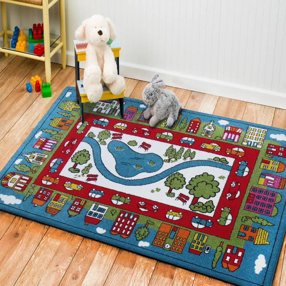 Belle barneteppe 120 x 170 cm, fargerikt motiv med biler, hus, elv, trær, to kosedyr og stol.
