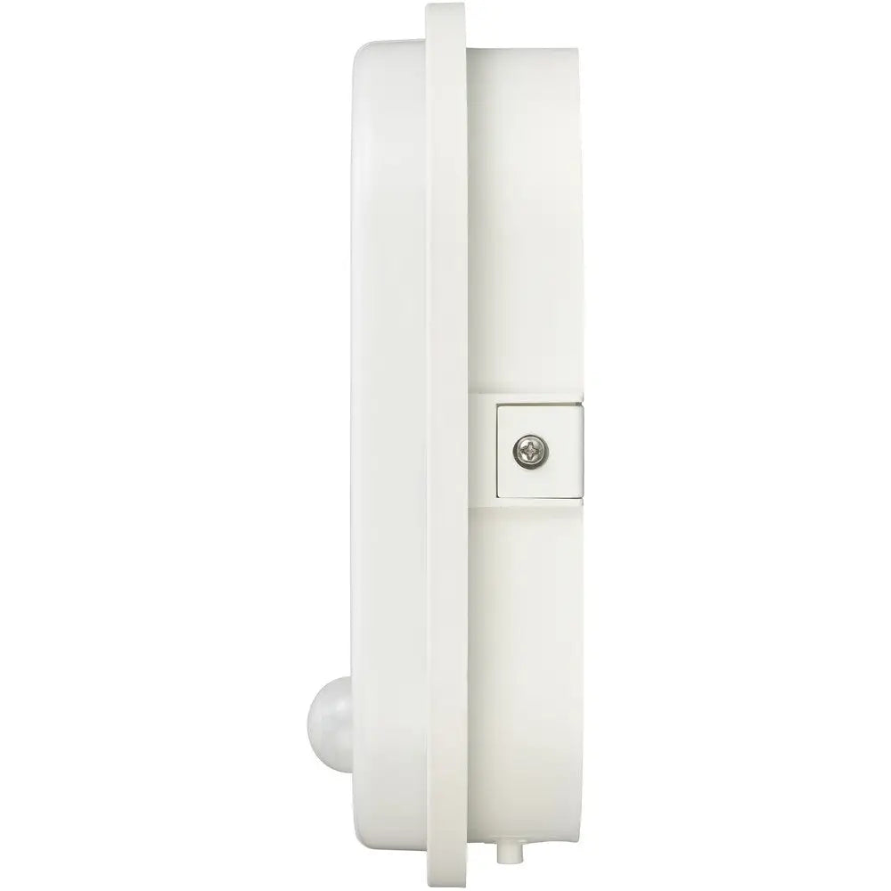 Belysningsarmatur med bevegelsessensor, sidevisning som fremhever skrue og halvkuleformet sensor nederst til venstre.