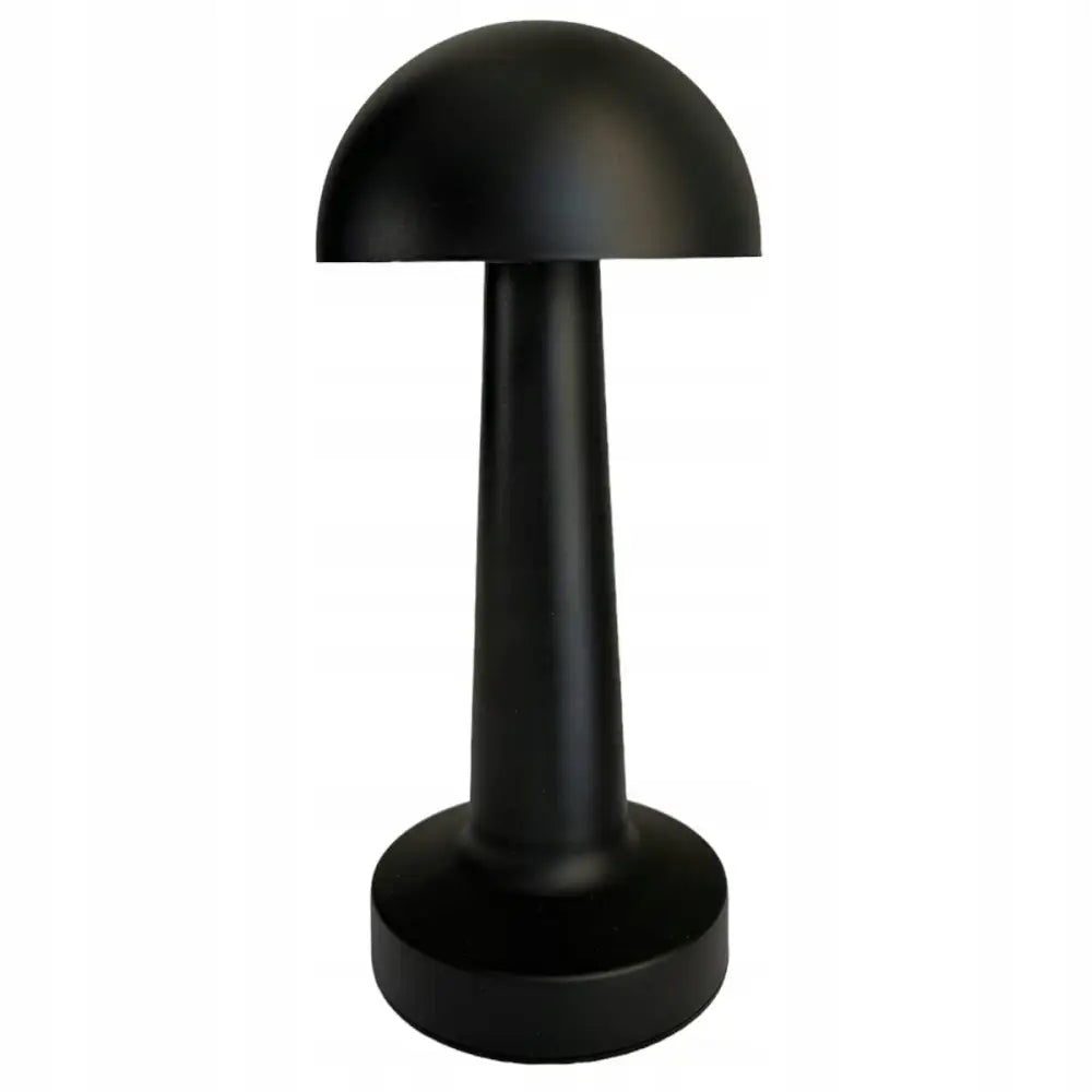 Berørings LED bordlampe i sort matt metall med soppformet skjerm, sett rett forfra på hvit bakgrunn.