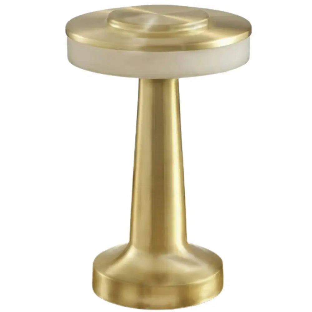 Berøringsfølsom gullfarget bordlampe i børstet messing med sirkulær skjerm og matt hvit underside, frontvisning.