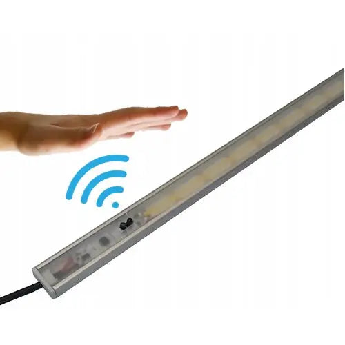 Berøringsfri LED COB underskaplampe 120 cm, skråvisning med hånd som aktiverer sensorfunksjonen.