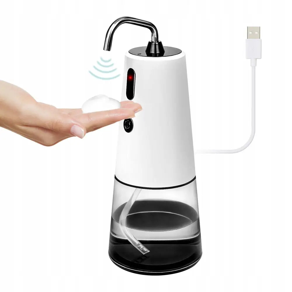 Berøringsfri såpedispenser i hvit plast og metall, sidevisning med sensor, USB-ladekabel og skum i hånd.