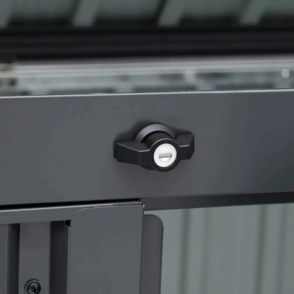 Beskyttelsesdeksel for metallavfallsbeholdere, nærbilde av sylinderlås med detaljer på låsemekanismen.