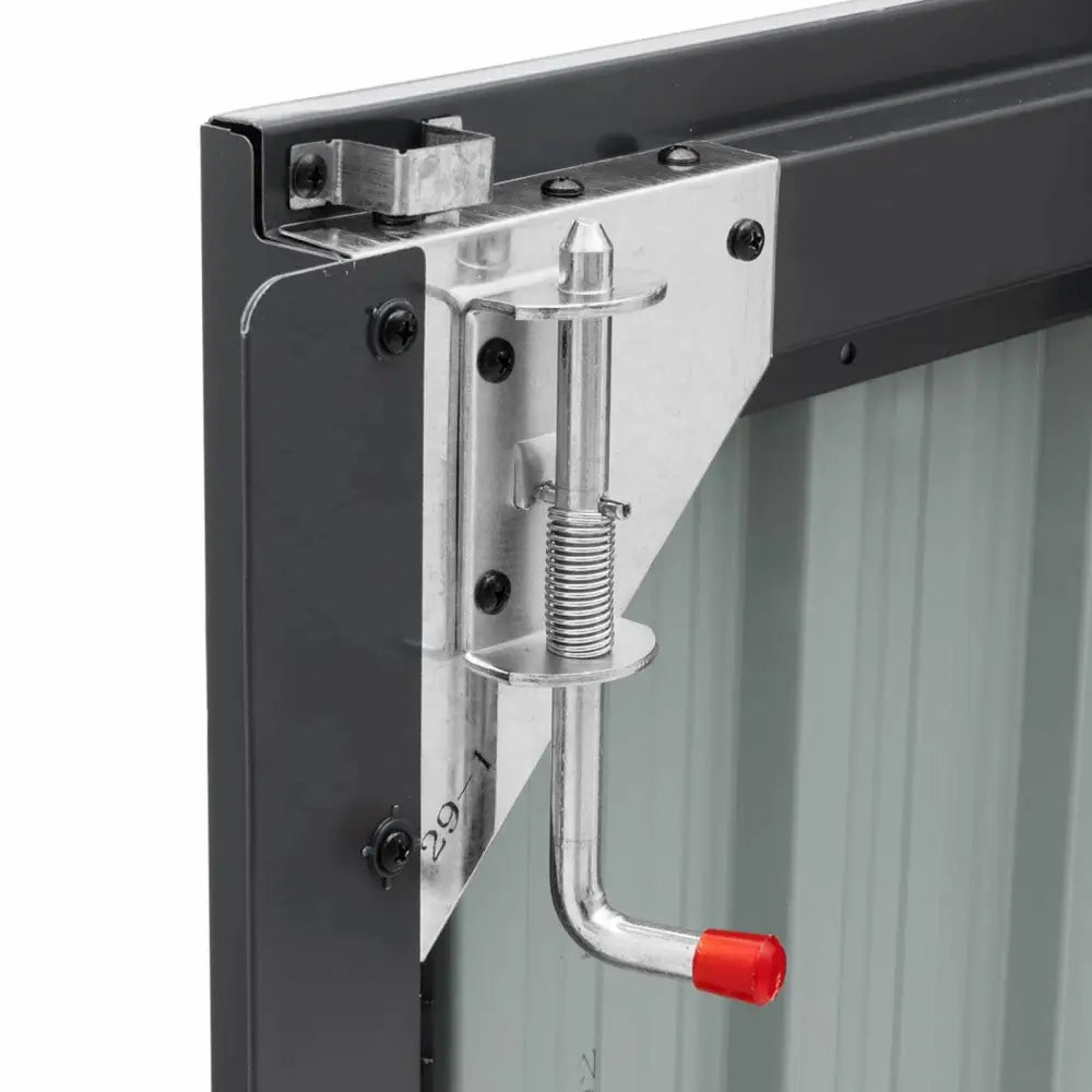 Beskyttelsesdeksel for to avfallsbeholdere, nærbilde av lås med rødt håndtak på grå metallramme.