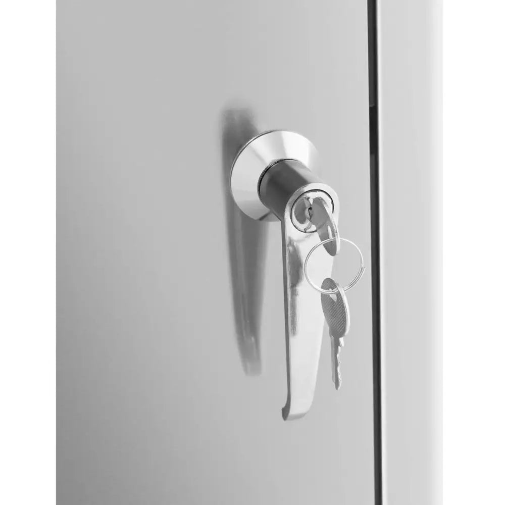 Beskyttelsesdeksel for avfallsbeholder, detalj av rustfritt håndtak med sylinderlås og nøkler på grå dør.