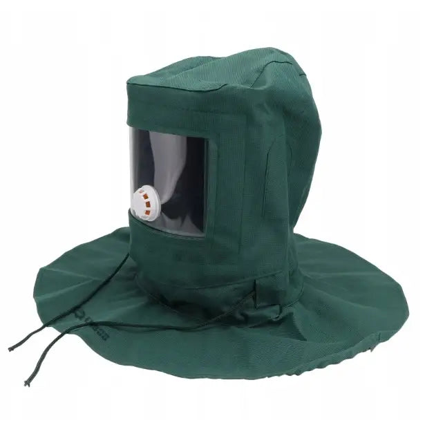 Beskyttelsesmaske for sandblåsing i grønt tekstil med bred krage, frontvindu og rund ventil, sett skrått fra siden.