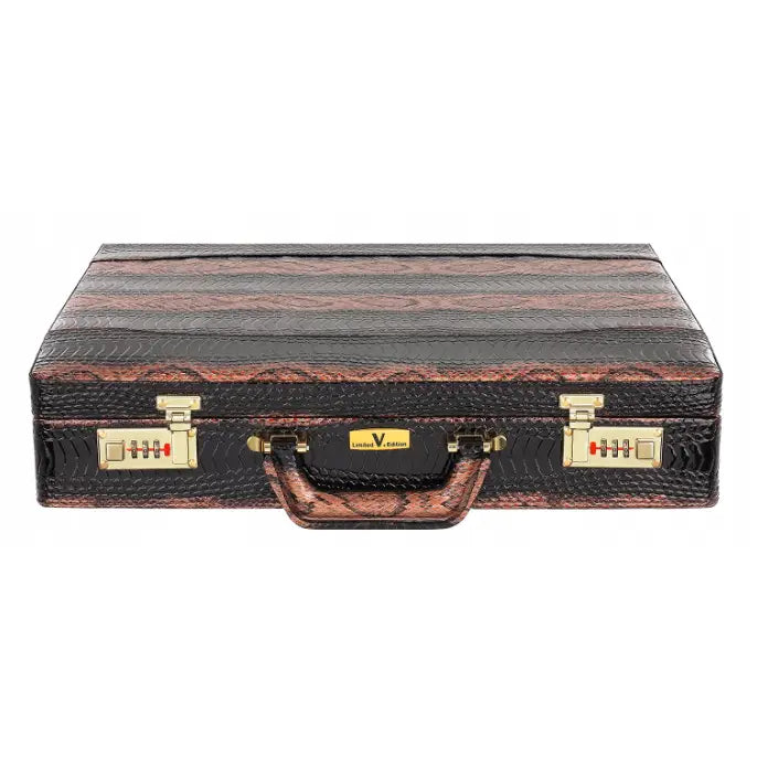 Bestikksett i gull Versace-stil, koffert i sort og brun skinnimitasjon med preget mønster og gullfargede detaljer.