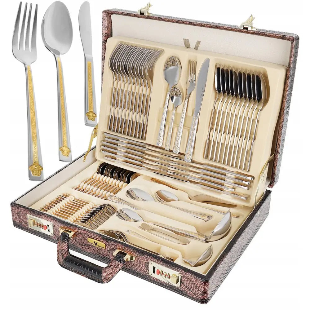 Bestikksett i sølvfarget metall med gulldetaljer, elegant arrangert i kremfôret koffert sett fra skrå vinkel.
