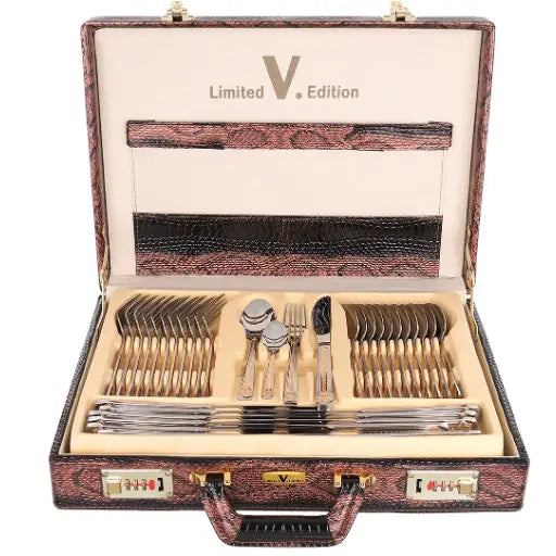 Bestikksett i sølvfarget metall, elegant arrangert i beige koffert med "Limited V. Edition" på innsiden.