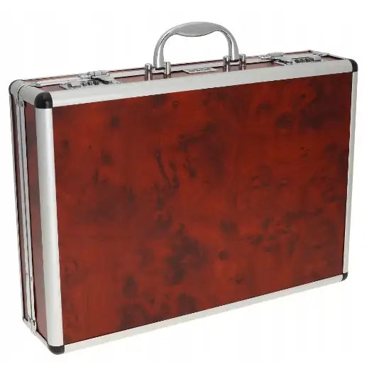 Bestikksett i rektangulær koffert med rødbrun marmoreffekt, sølvkanter og håndtak, sett fra skrå vinkel.