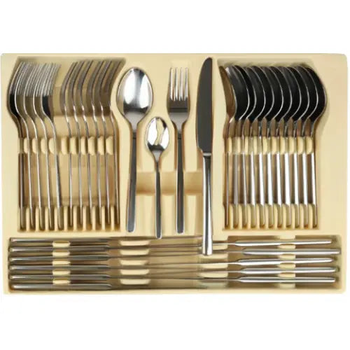 Bestikksett med 72 deler i sølvfarget metall, oversiktsbilde av gafler, kniver og skjeer i beige skuff.
