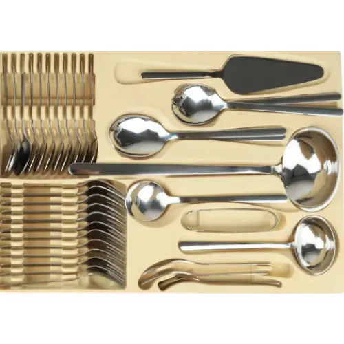 Bestikksett i sølvfarget metall, oversiktsbilde av gafler, skjeer, øse, kakespade og tenger i gyllen innsats.