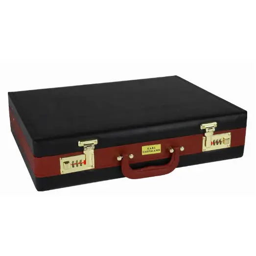 Bestikksett i sort og brun koffert, skrå forfra med gullfargede låser og synlig navneskilt.