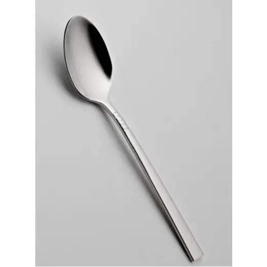 Sølvfarget skje fra Apollo Gerpol, sett ovenfra, med tre dekorative linjer på skaftet mot lys bakgrunn.