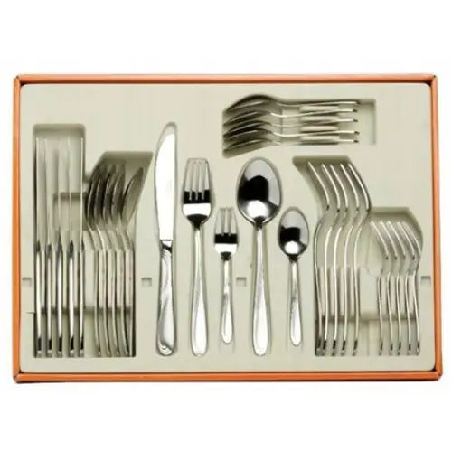 Bestikksett i rustfritt stål, elegant arrangert i kremfarget eske med gafler, kniver og skjeer.
