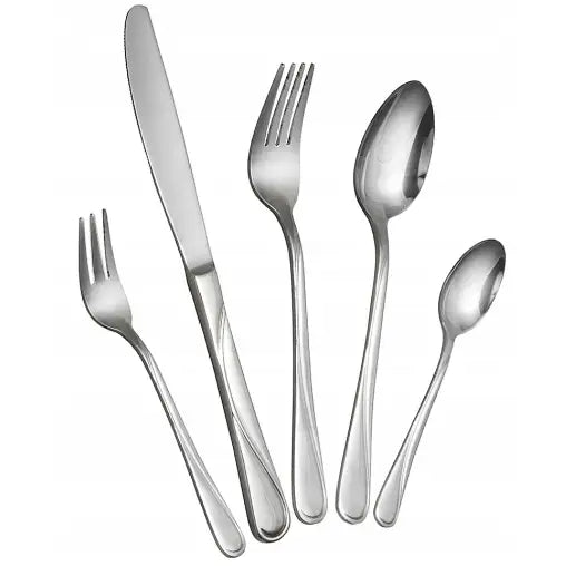 Bestikksett med fem deler i blankt stål, sett ovenfra, viser avrundede håndtak med elegant kantdekor.