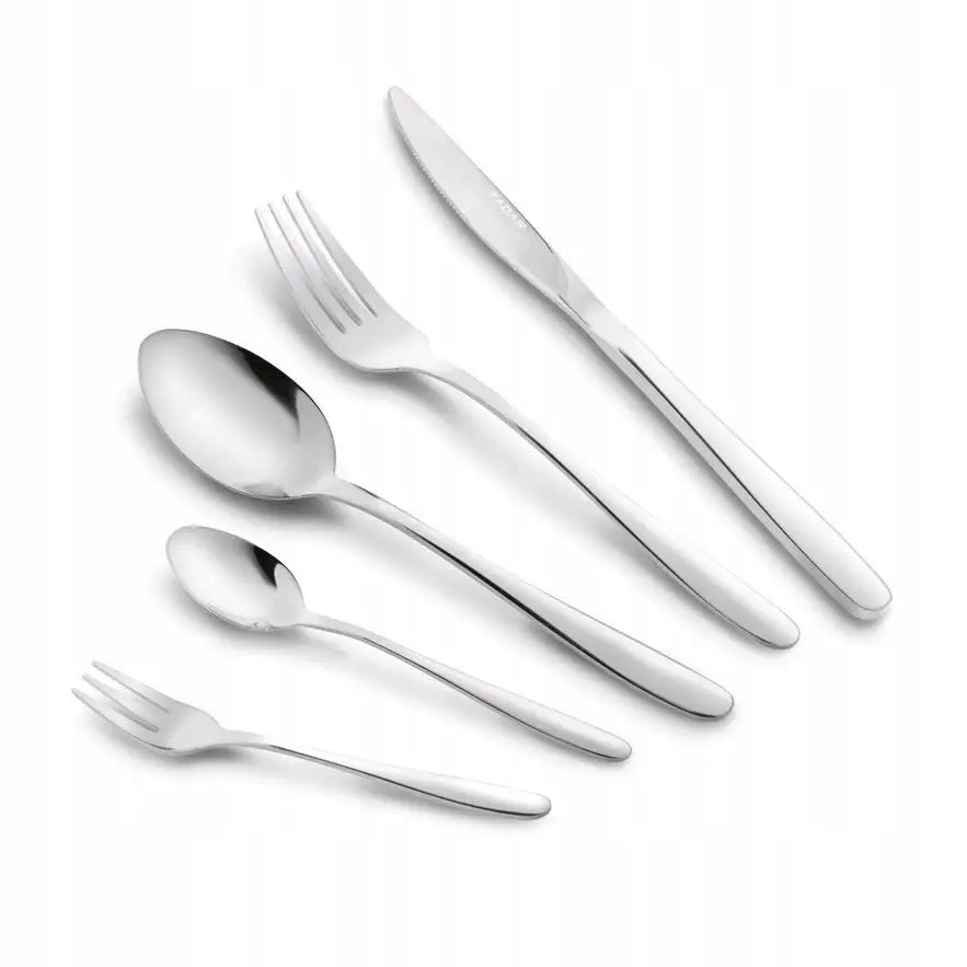 Bestikksett for seks personer, fem deler i rustfritt stål med glatt design, sett ovenfra på hvit bakgrunn.