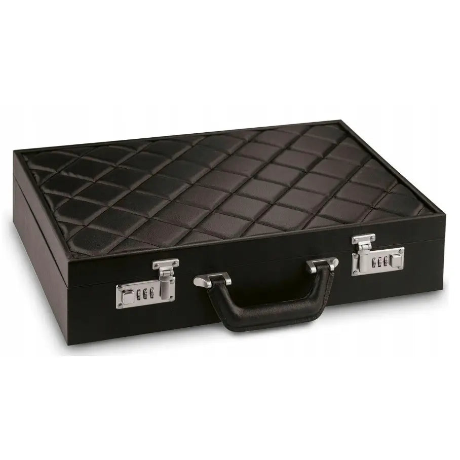 Sort bestikkoffert med rutemønstret lokk, sølvfargede låser og bærehåndtak, sett fra skrå vinkel.