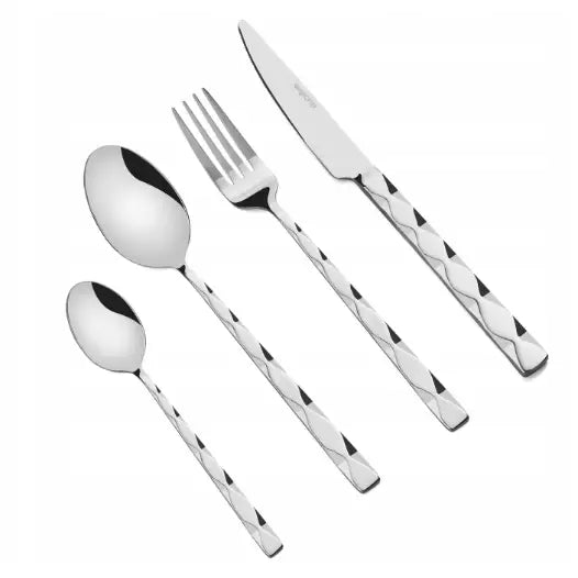 Bestikksett, fire deler i blankt metall med diamantmønstrede skaft, sett ovenfra på nøytral bakgrunn.