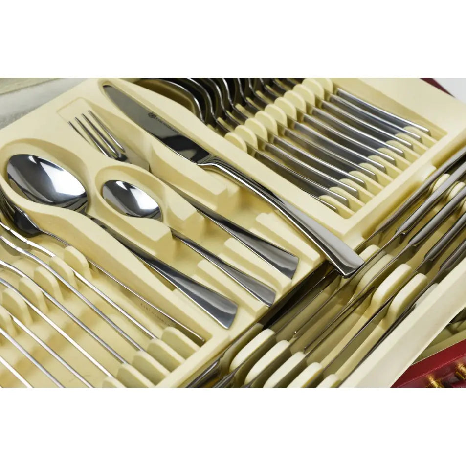 Bestikksett i rustfritt stål, organisert i lyst plastinnlegg, skrå vinkel med fokus på oppbevaringsdetaljer.