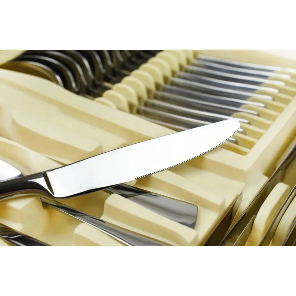 Bestikksett, nærbilde av blank bordkniv i rustfritt stål i beige bestikkskuff med annet bestikk.