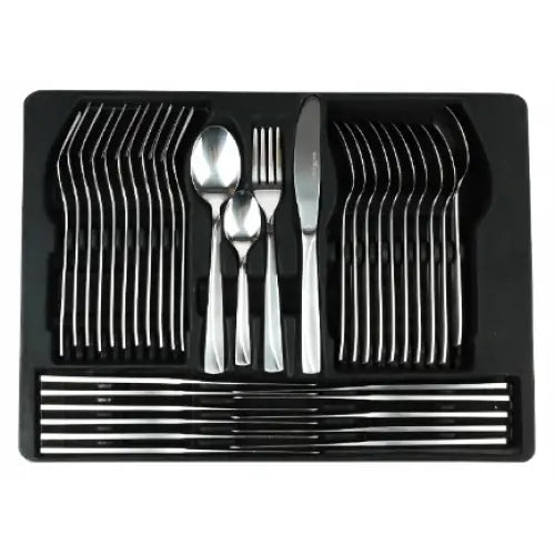 Bestikksett Monica, sett ovenfra i koffert med gafler, kniver, skjeer og teskjeer i separate rom.