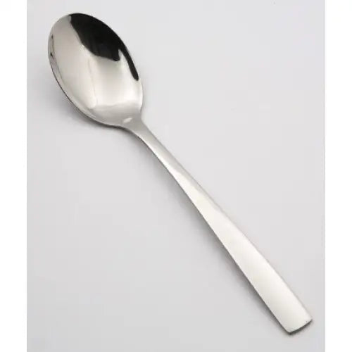 Skje fra Altom Design Future, blankt rustfritt stål med rett skaft og avrundet hode, sett skrått ovenfra.