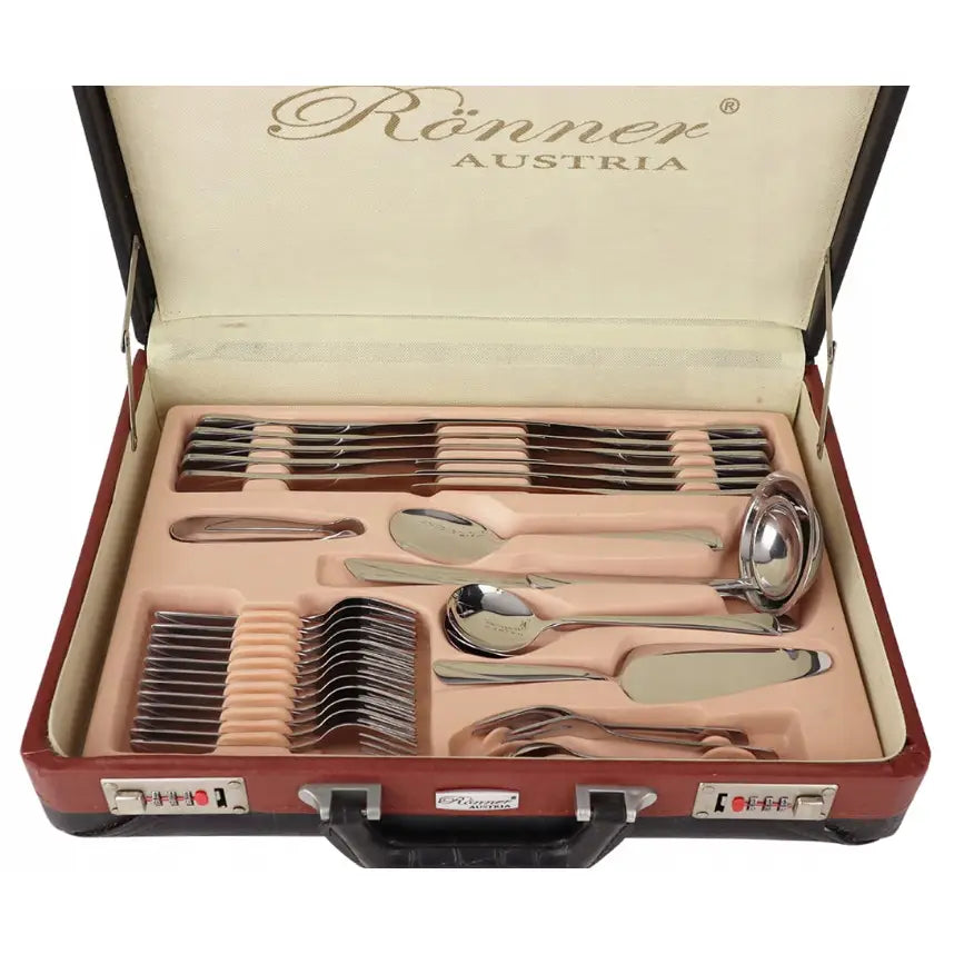 Bestikksett for 12 personer, sortert i beige innsats i brun koffert, sett ovenfra med ulike bestikktyper synlige.