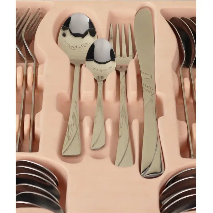 Bestikksett i blankt stål, fire deler med gravert mønster, vist ovenfra i rosa innlegg.