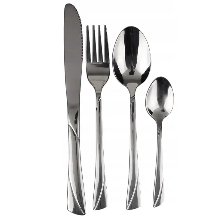Bestikksett i rustfritt stål, nærbilde av kniv, gaffel, skje og teskje med buet linjedekor på skaftet.