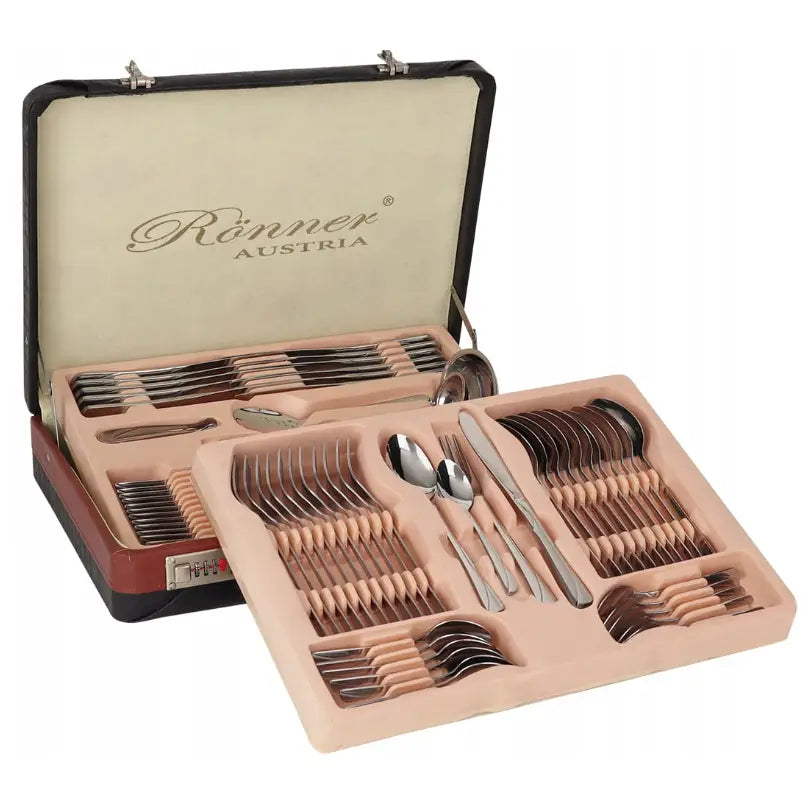 Bestikksett for 12 personer i sølvfarget stål, elegant organisert i åpen koffert med beige fôr og separate rom.