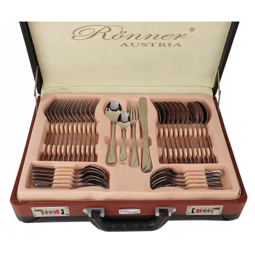 Bestikksett for 12 personer i gullfarget stål, oversiktsbilde i åpen brun koffert med myk innredning.