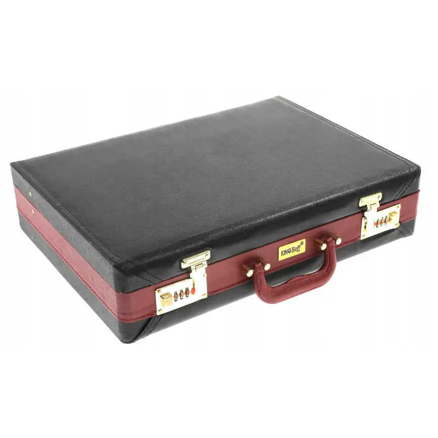 Bestikksett i koffert, skrå vinkel som fremhever gullfargede låser, burgunderrøde detaljer og solid håndtak.