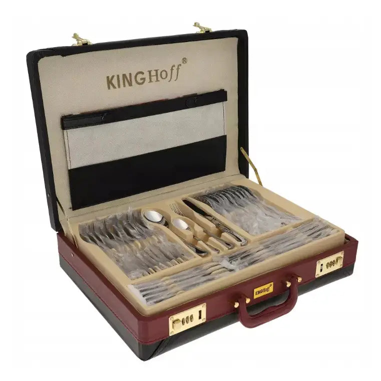 Bestikksett i sølvfarge, pent organisert i åpen koffert med beige og mørkerød innside, sett skrått forfra.