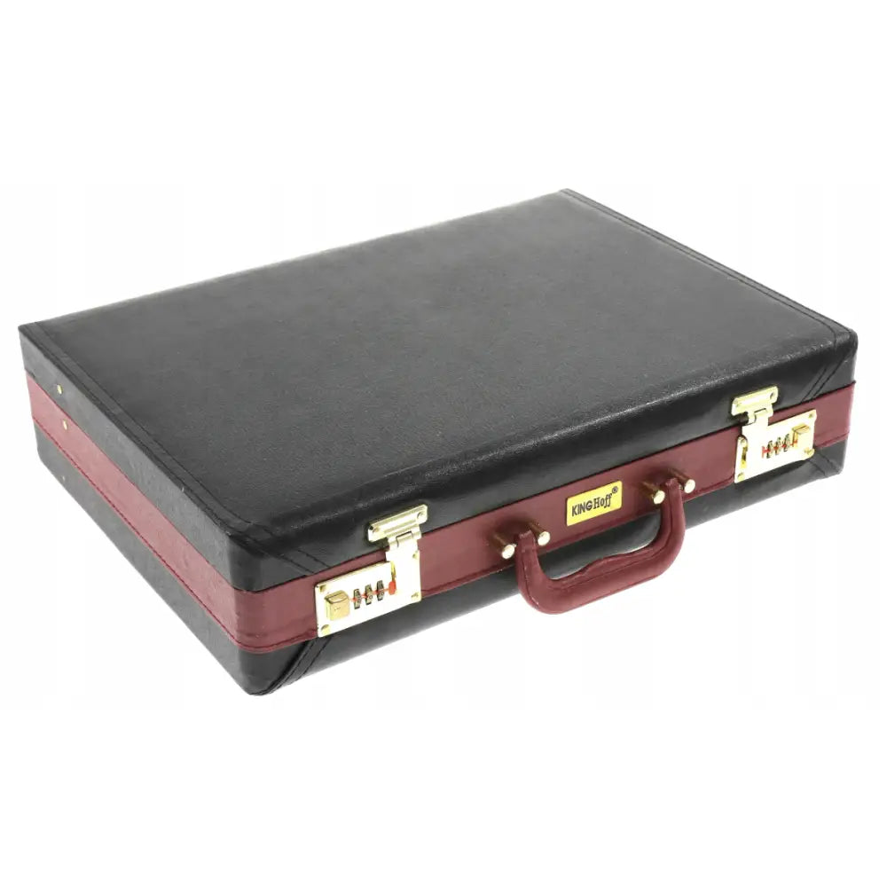 Bestikksett i koffert, skråvisning som fremhever mørkerød kant, gullfargede låser og sort håndtak.