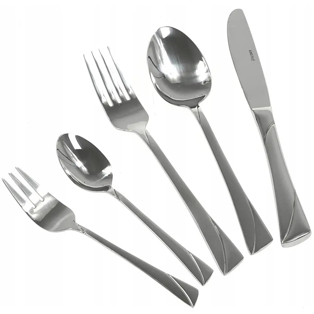 Bestikksett Kinghoff, fem deler polert rustfritt stål med svakt buede skaft, sett ovenfra mot hvit bakgrunn.