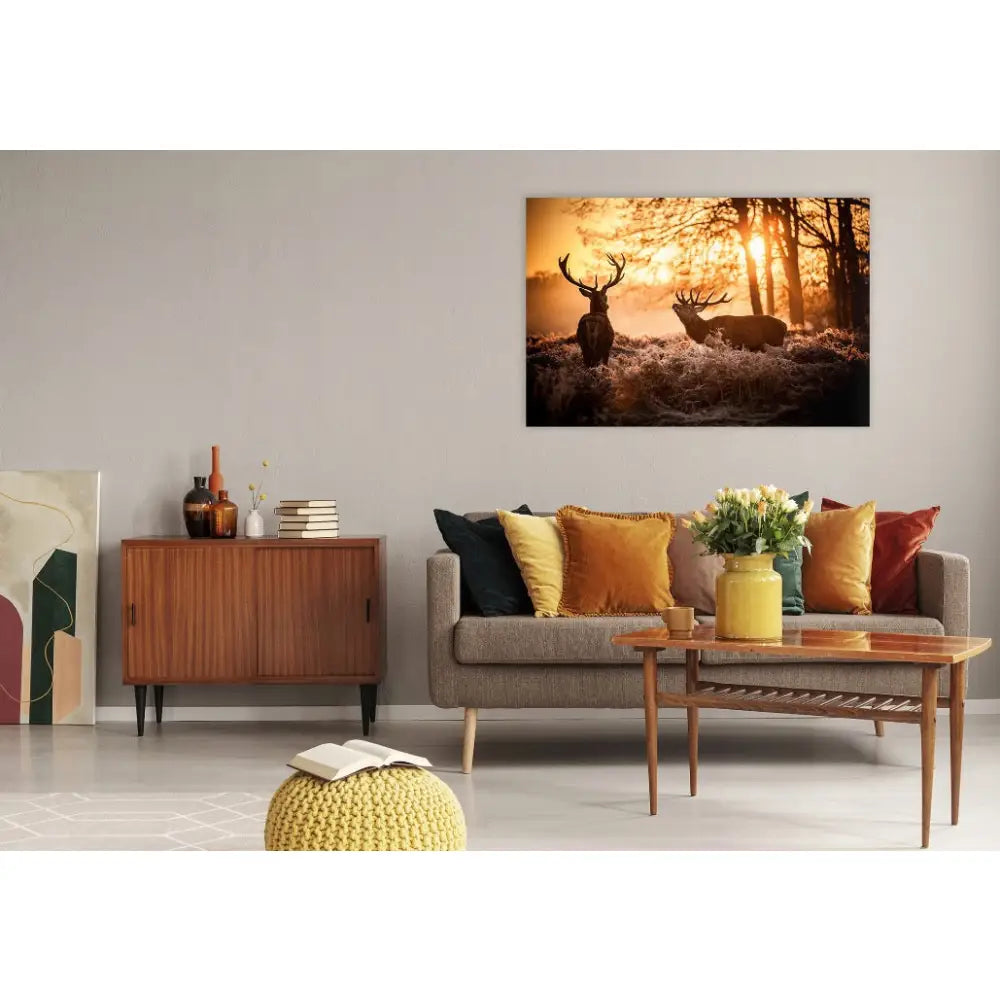 Hjort i skogen veggbilde over grå sofa med fargerike puter og trebord i moderne stue.