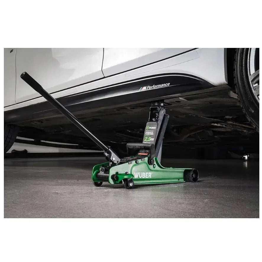 Biljekk Lavprofil 2,5t, grønn hydraulisk jekk under bil med lang svart løftearm og synlige hjul fra siden.