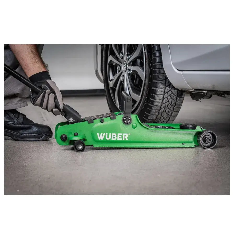 Biljekk lavprofil 2,5t, grønn metalljekk i bruk under bil, person med hansker løfter nær bilhjul.