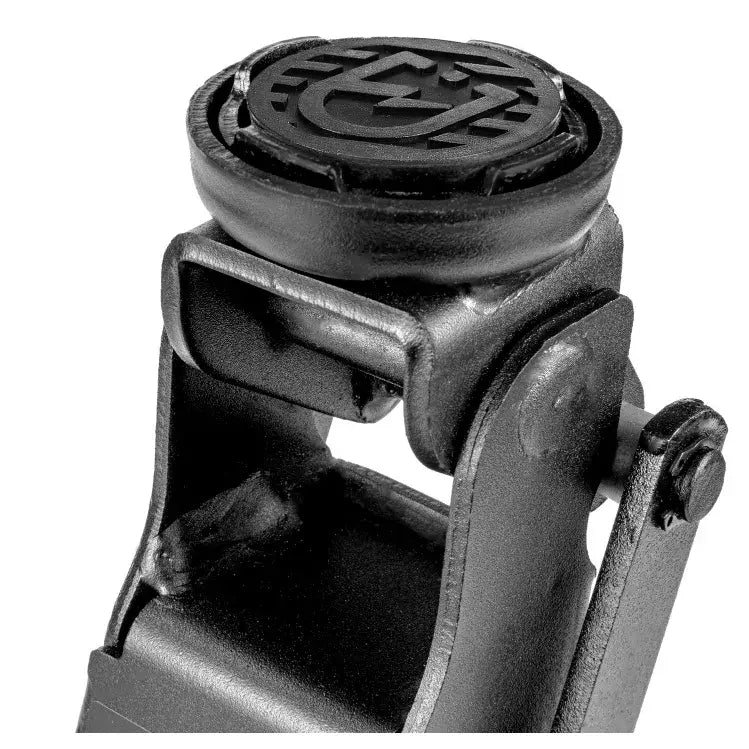 Biljekk lavprofil, nærbilde av sort metallkomponent med preget logo og rund plastknapp på matt overflate.