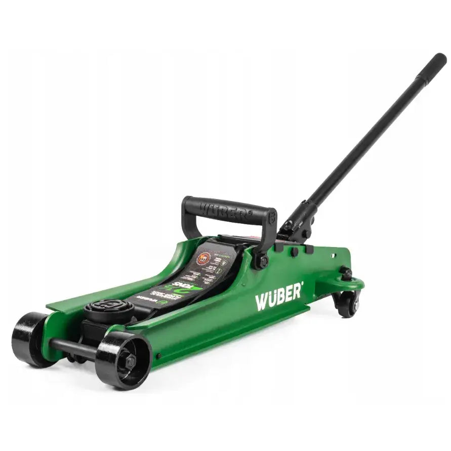 Biljekk lavprofil 2,5t i grønnlakkert metall, sort hjulsett og lang løftearm, sett skrått forfra.