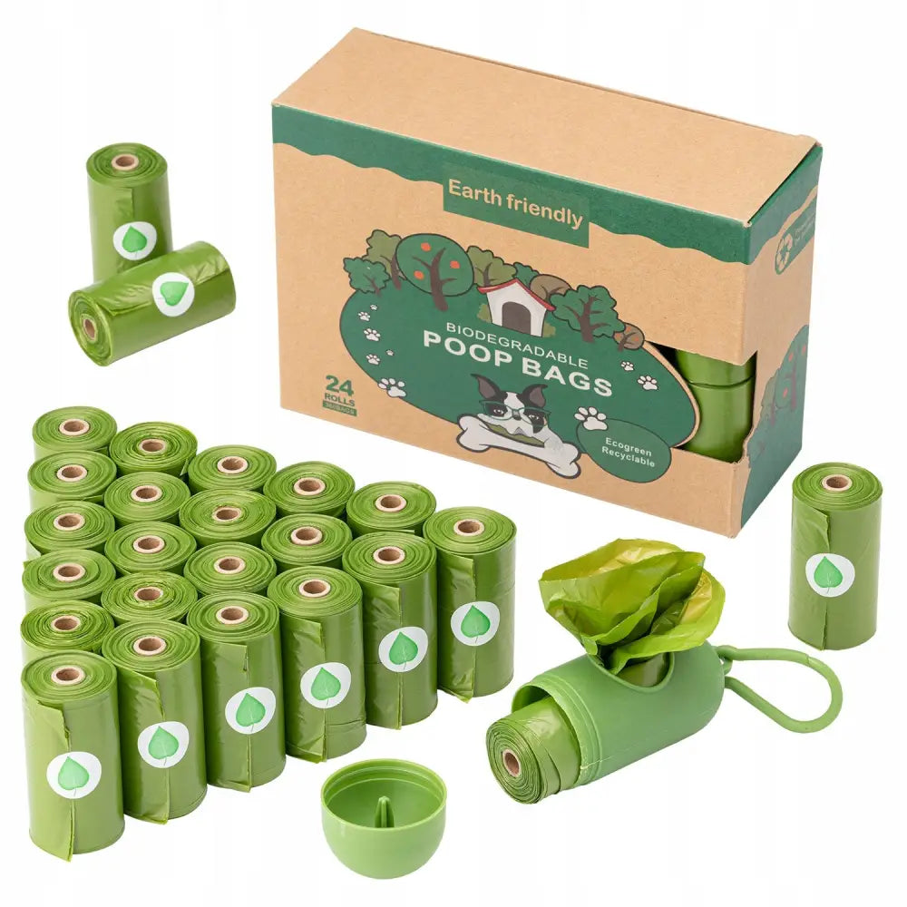 Biologisk nedbrytbare hundeposer med hvite bladmønstre, ruller, pappeske og grønt etui sett fra skrå vinkel.
