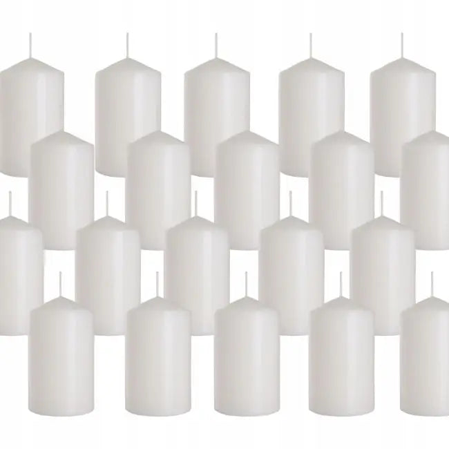 Bispol hvite 12 cm stumplys, pakke med 20, sylinderformede lys med veker, sett forfra mot hvit bakgrunn.