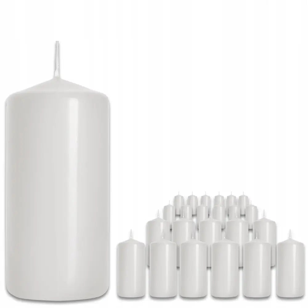 Bispol hvite stumplys, 10 cm, ett stort lys foran og flere mindre i rekker bakover mot høyre.