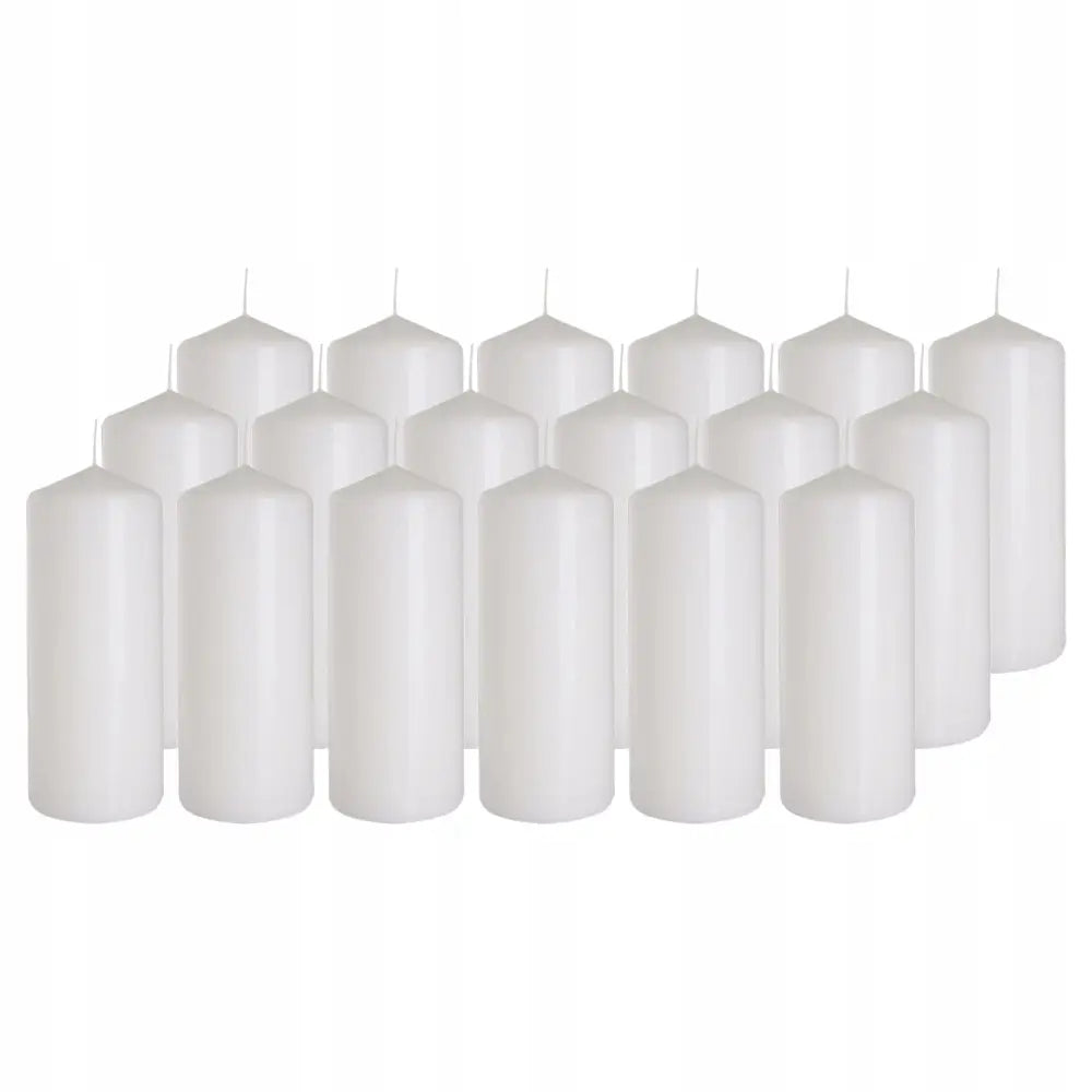 Bispol hvite sylinderstearinlys, sytten stykker med synlig veke, samlet på hvit bakgrunn.