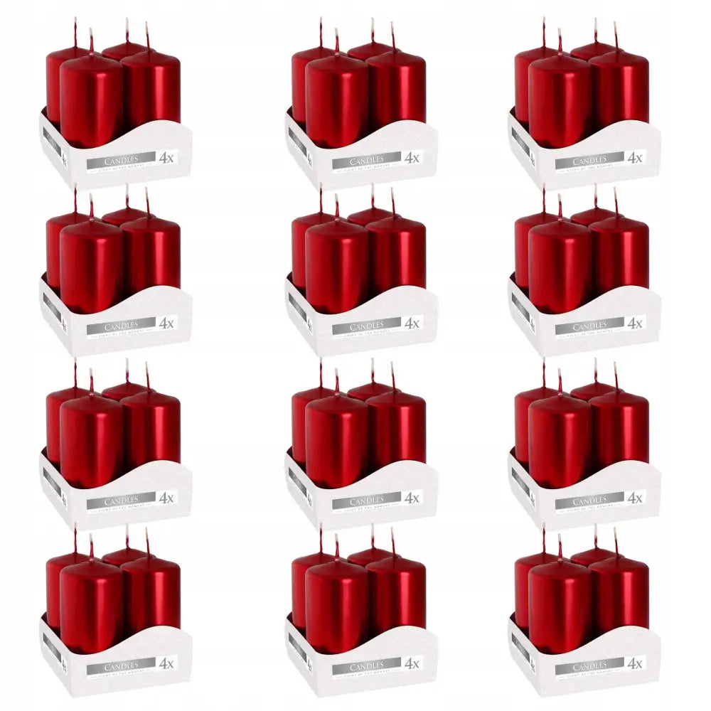 Bispol votivlys rød metallic, tolv pakker à fire glansede kubbelys i hvite brett med etikett.