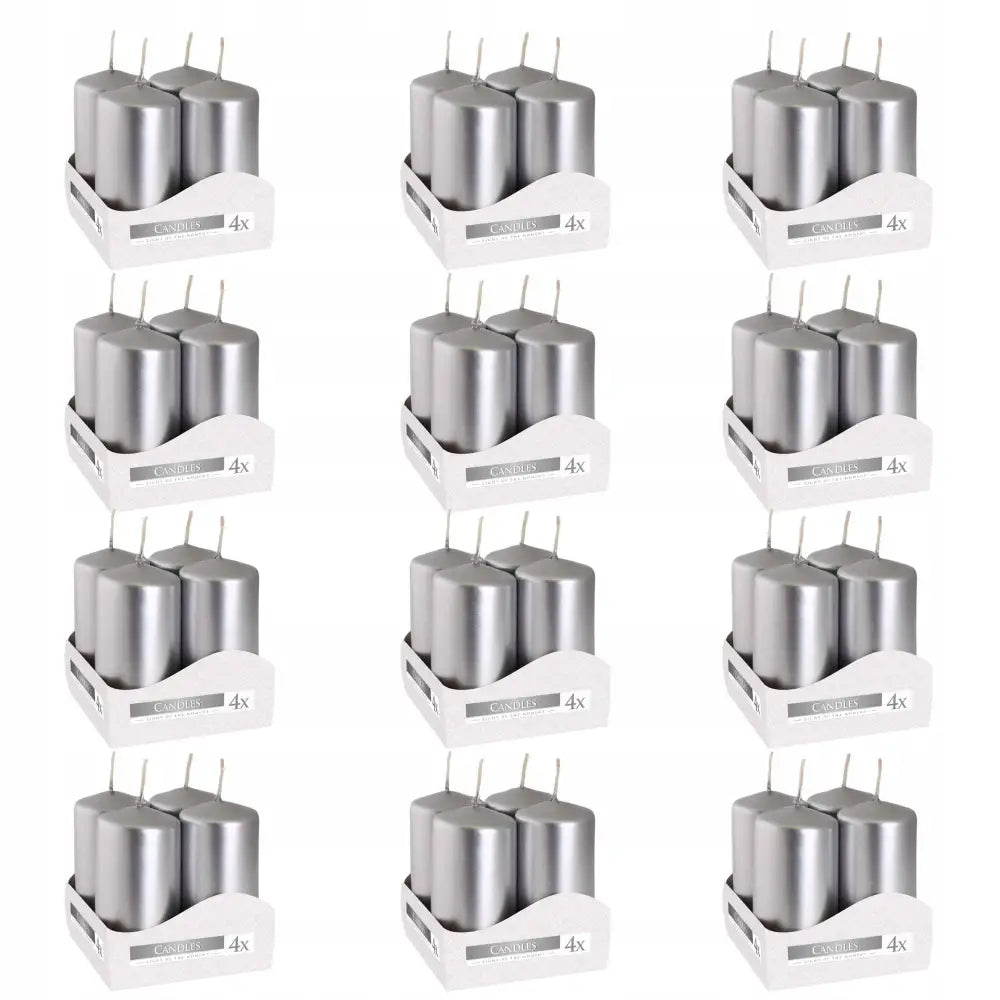 Bispol sølvfargede votivlys, fire kubbelys i hvit eske, frontvisning mot hvit bakgrunn.